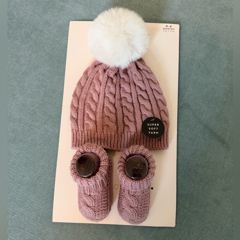 Baby girl 0-6 months hat and bootie set